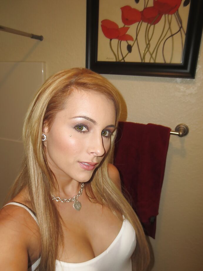 16P La belle salope blonde Nikki adore se déshabiller