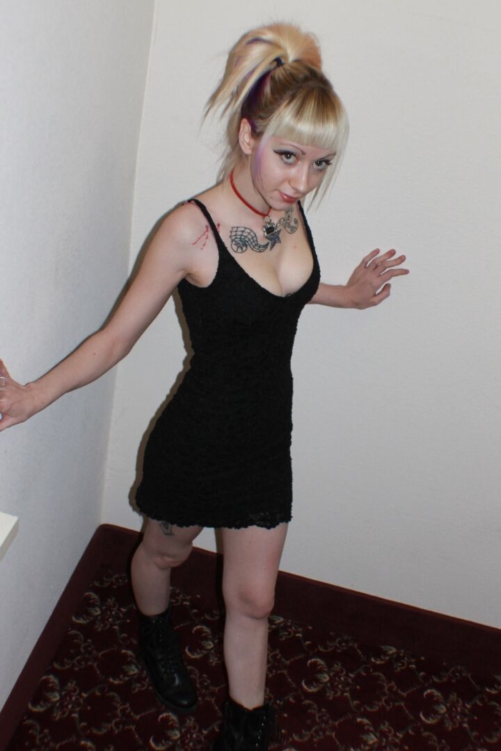 21P La rubia tatuada Symone haciendo alarde de sus piernas sexys con un vestido negro corto
