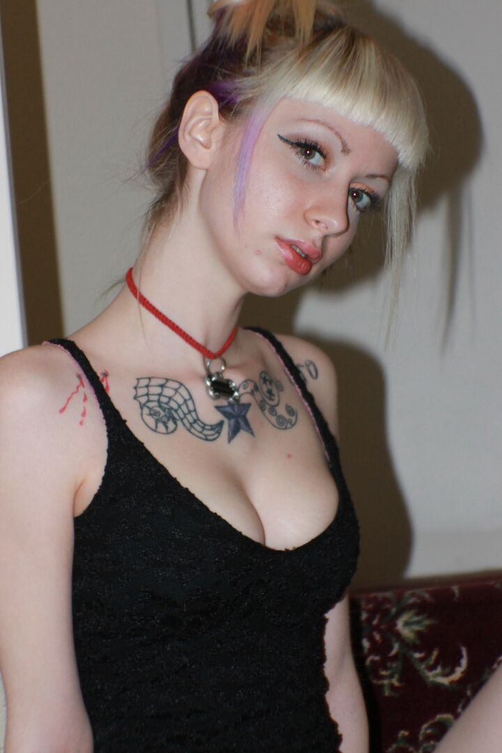 21P La rubia tatuada Symone haciendo alarde de sus piernas sexys con un vestido negro corto