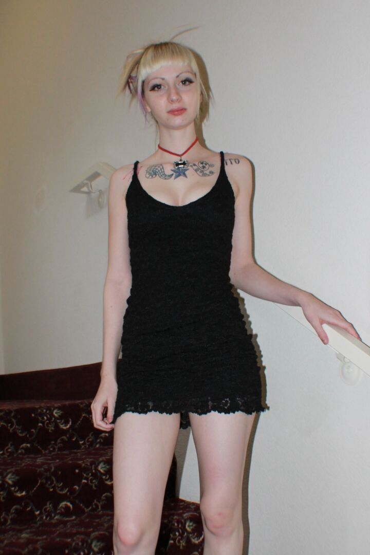21P La rubia tatuada Symone haciendo alarde de sus piernas sexys con un vestido negro corto