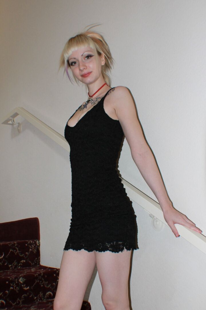 21P La rubia tatuada Symone haciendo alarde de sus piernas sexys con un vestido negro corto