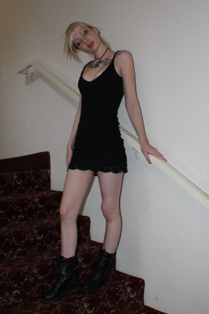 21P La rubia tatuada Symone haciendo alarde de sus piernas sexys con un vestido negro corto