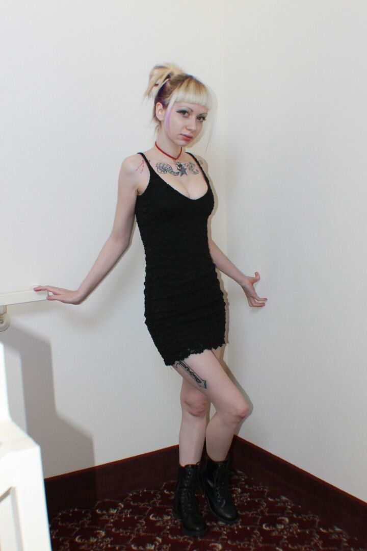 21P La rubia tatuada Symone haciendo alarde de sus piernas sexys con un vestido negro corto