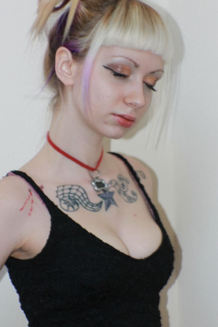 21P La rubia tatuada Symone haciendo alarde de sus piernas sexys con un vestido negro corto