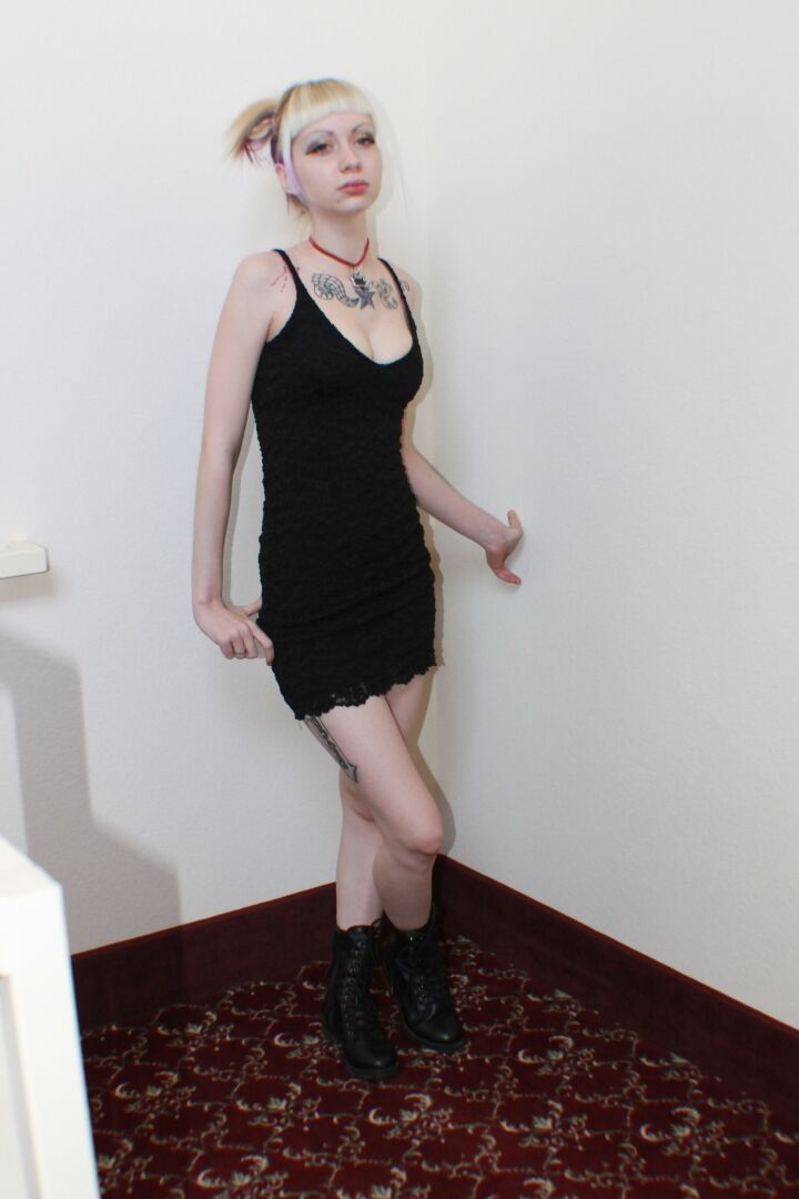 21P La rubia tatuada Symone haciendo alarde de sus piernas sexys con un vestido negro corto