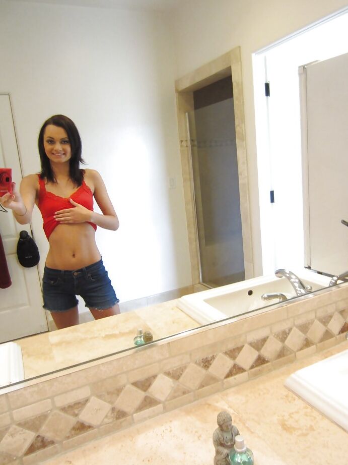 16P La jovencita Mimi Rayne se hace una autofoto sexy desnuda en su habitación