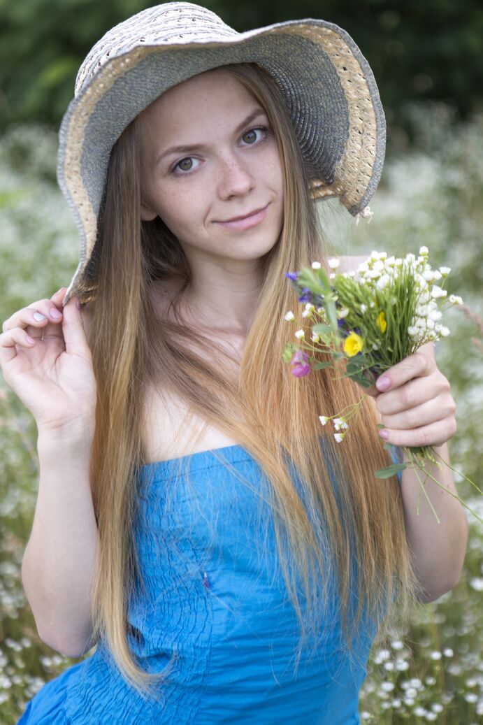 20P La petite adolescente Nastyshka enlève son chapeau de soleil et sa robe pour poser nue dans un champ