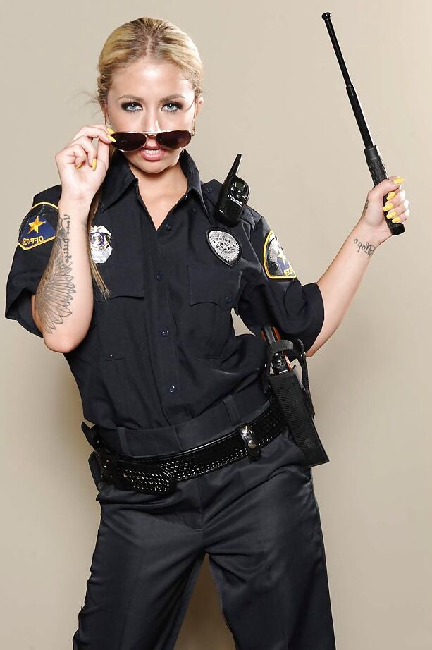 12P Madelyn Monroe, une fille solo, libère ses seins de son uniforme de police.