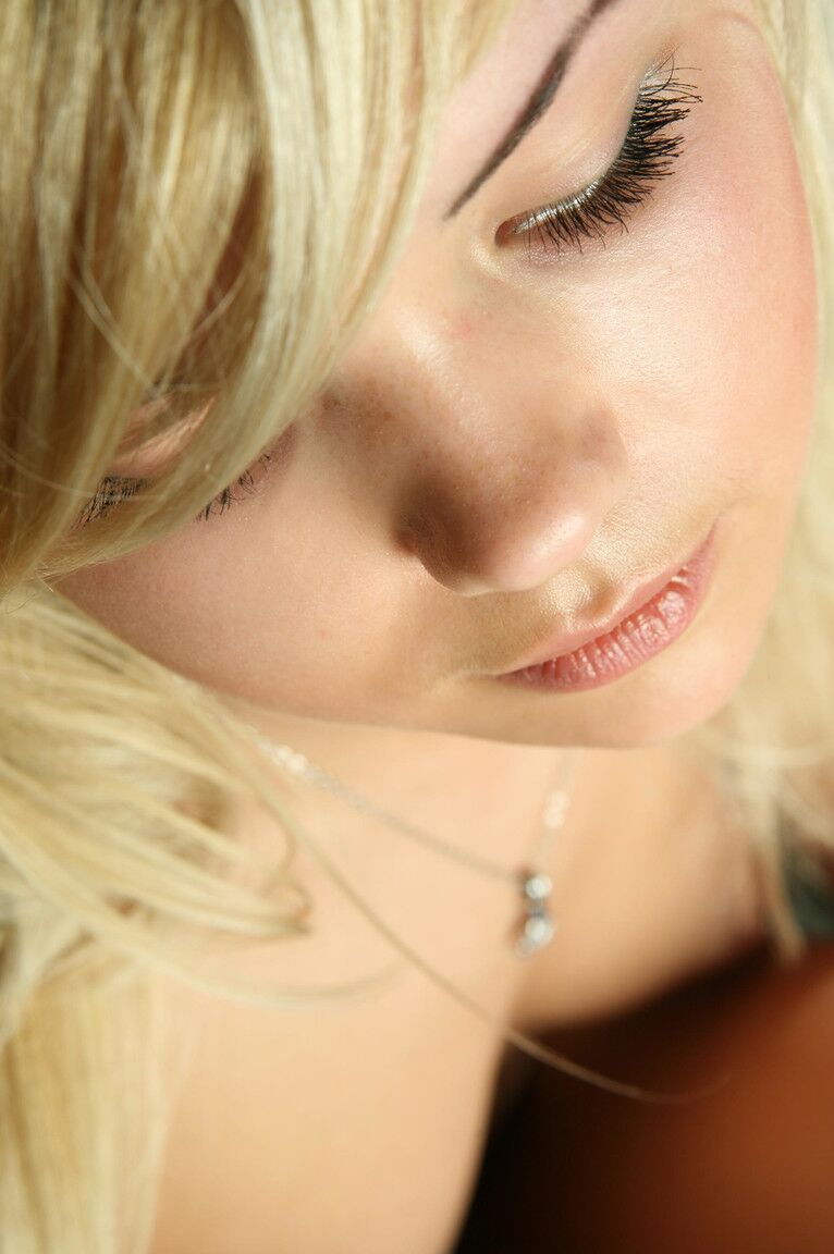 21P La sexy adolescente rubia Iveta mostrando su culo redondo y sus tentadores agujeros jóvenes