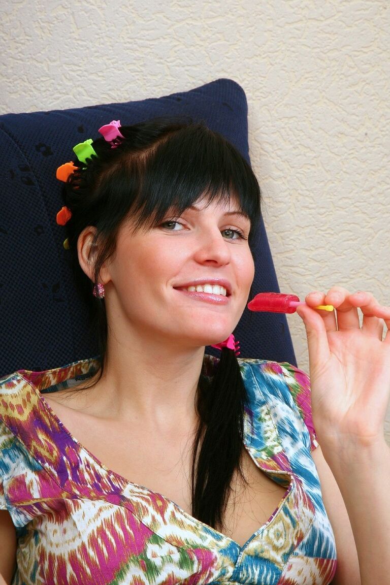 17P ふさふさしたクッキーにロリポップを挿入する遊び心のある素人美女ミラ