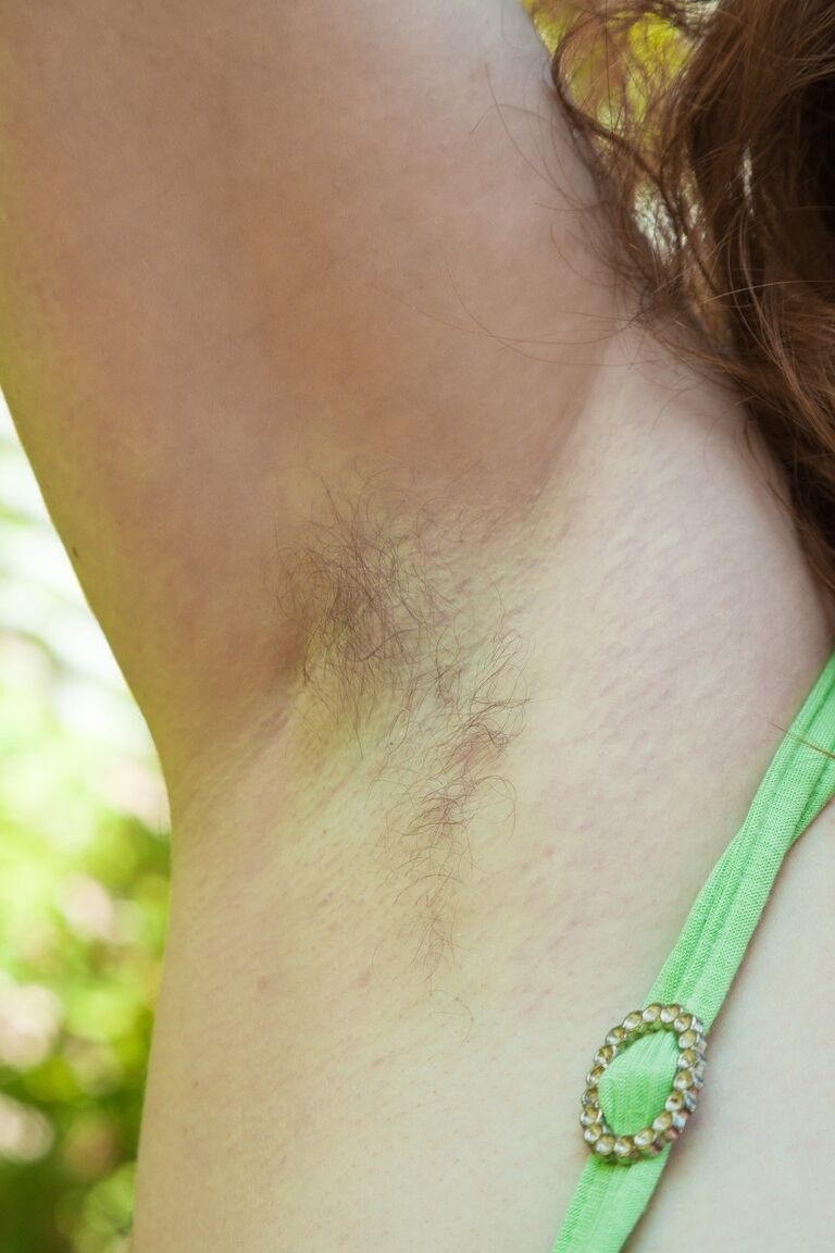 17P Bazhena, mature aux gros seins, affiche ses aisselles poilues en extérieur