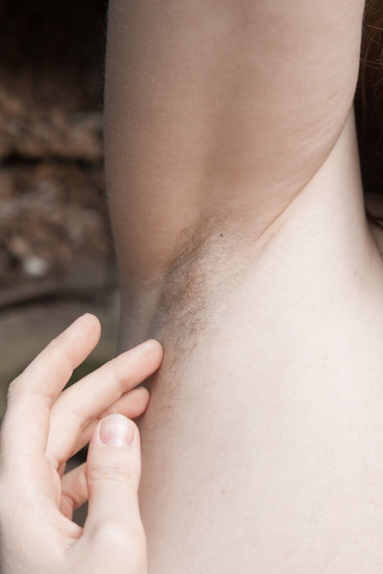17P Bazhena, mature aux gros seins, affiche ses aisselles poilues en extérieur
