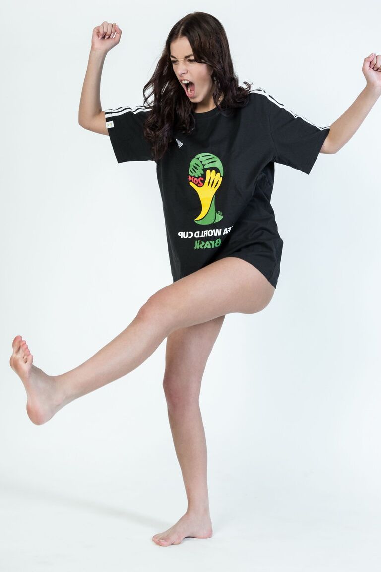 20P A gata ucraniana Evita Lima tira a camisa preta