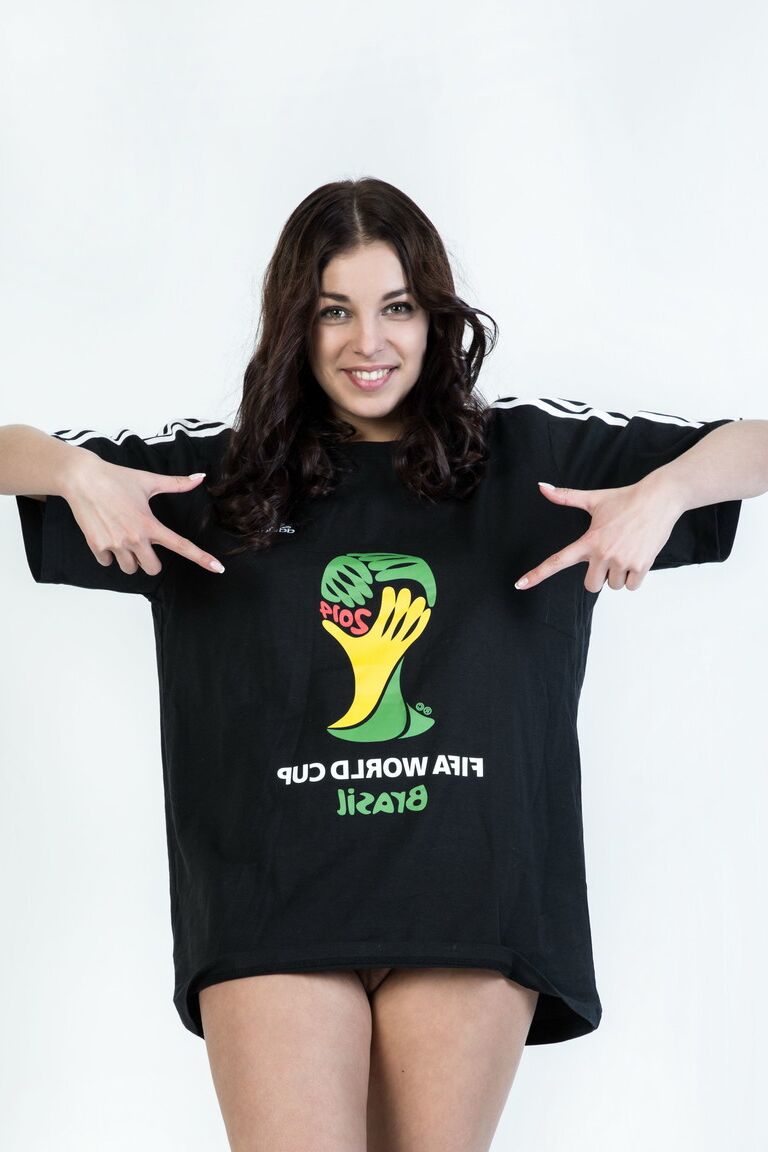 20P A gata ucraniana Evita Lima tira a camisa preta