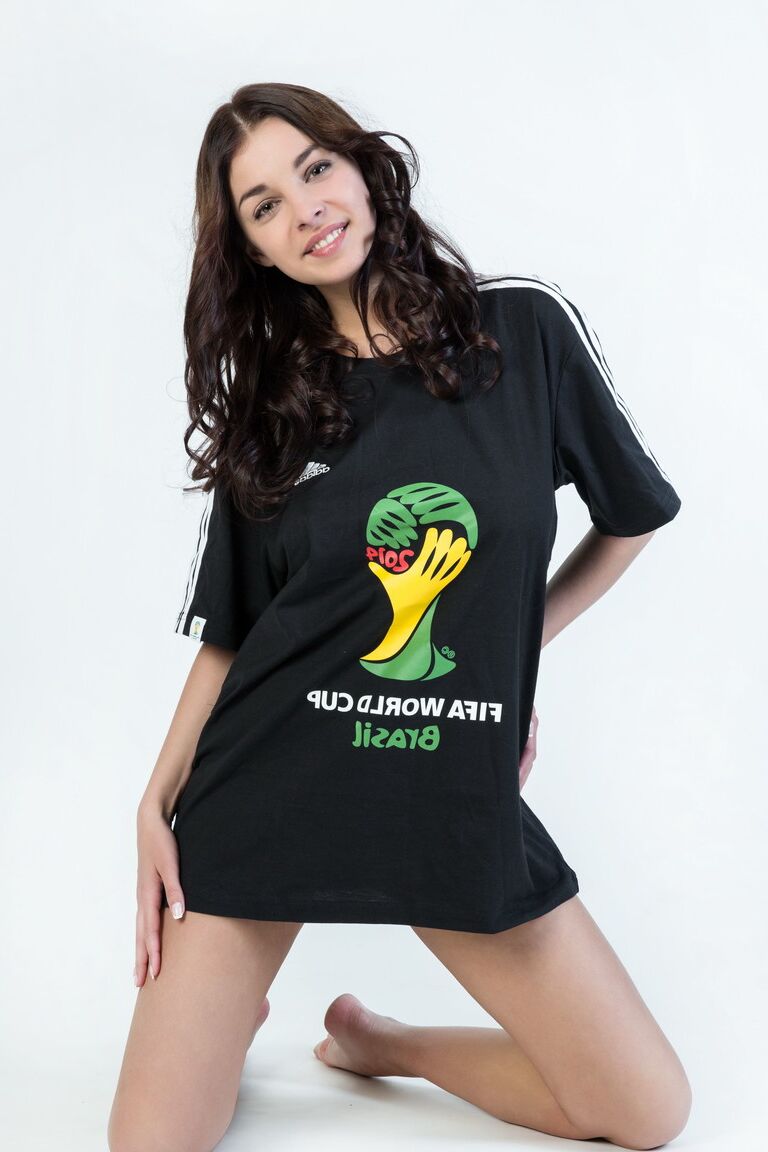 20P A gata ucraniana Evita Lima tira a camisa preta