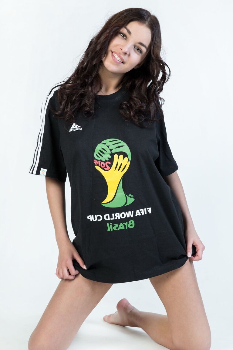 20P A gata ucraniana Evita Lima tira a camisa preta