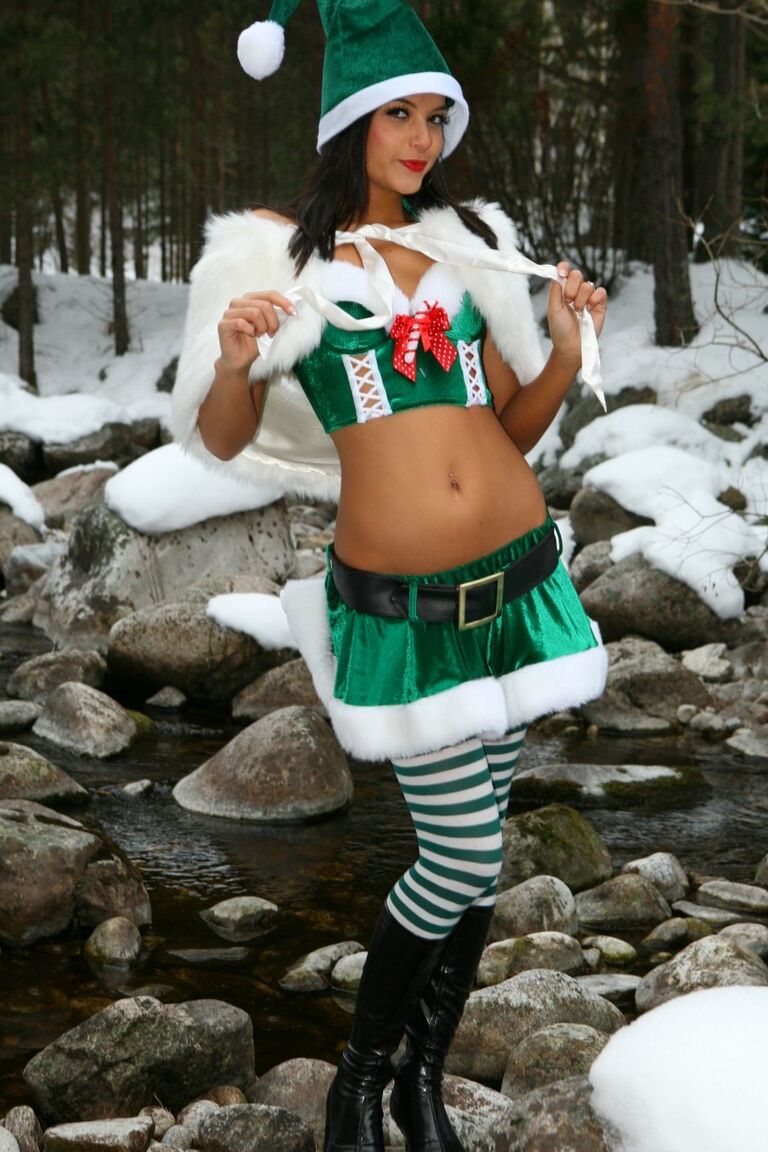 21P Hot Bebe pierde su traje de Navidad afuera y revela sus partes privadas