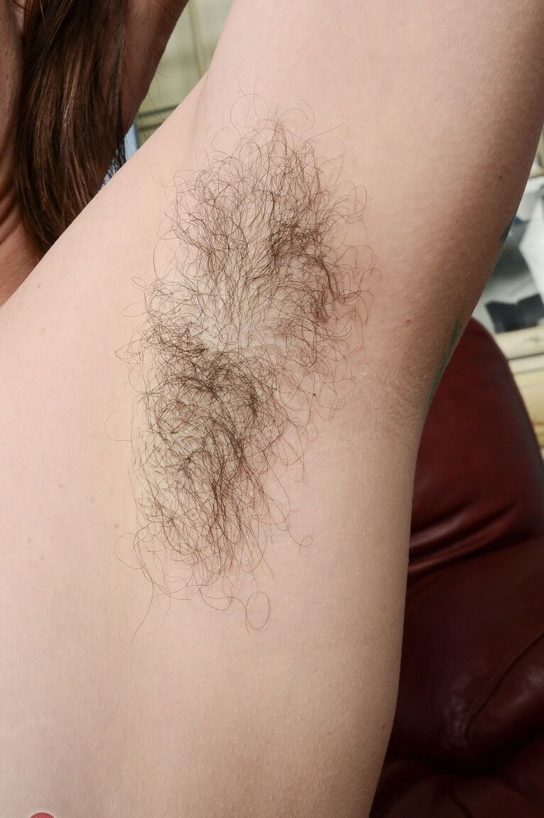 21P A megera madura Elizabeth revela seu corpo sexy tatuado e vagina peluda