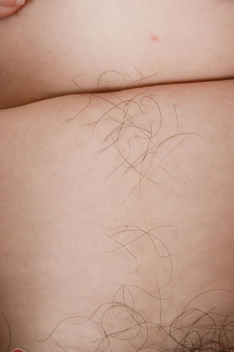 21P A megera madura Elizabeth revela seu corpo sexy tatuado e vagina peluda