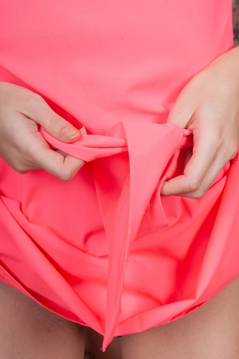21P Die dünne Amateurin Jeanette zeigt ihren haarigen Schritt, nachdem sie ihr rosa Kleid ausgezogen hat