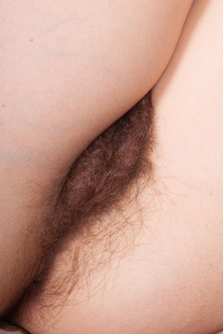21P Die dünne Amateurin Jeanette zeigt ihren haarigen Schritt, nachdem sie ihr rosa Kleid ausgezogen hat