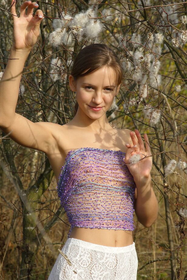 12P Teenie-Solomädchen geht für eine Aktmodell-Session in die Büsche und Bäume