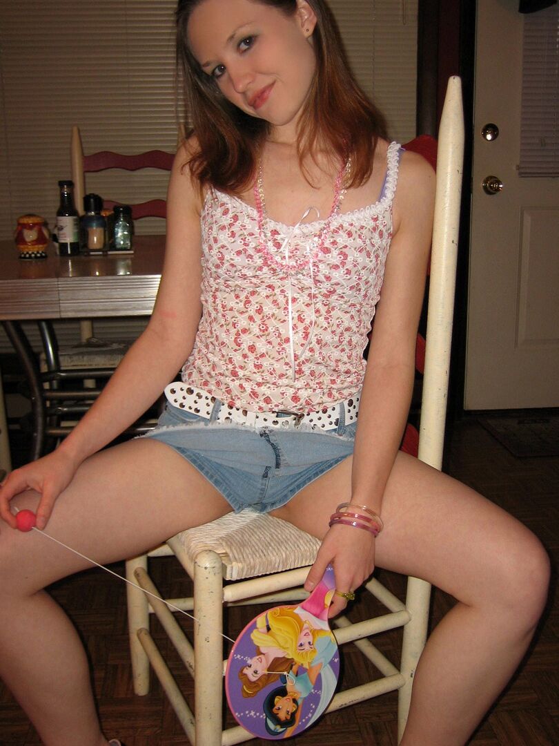 12P La petite adolescente Shelby se déshabille, exposant son petit corps serré.