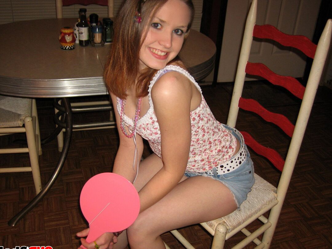 12P La petite adolescente Shelby se déshabille, exposant son petit corps serré.