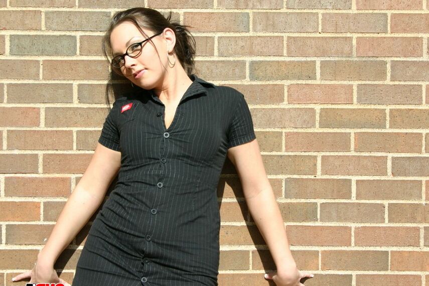 12P Amy se inclina y te deja mirar su vestido dickies