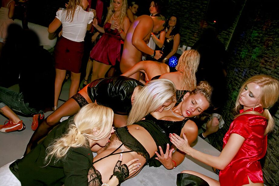 15P Garotas bêbadas participam de atos sexuais heterossexuais e lésbicos durante uma festa
