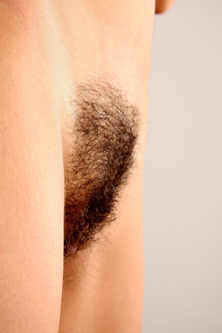 21P Laura amateur de pelo oscuro muestra su castor tupido y sus adorables tetas