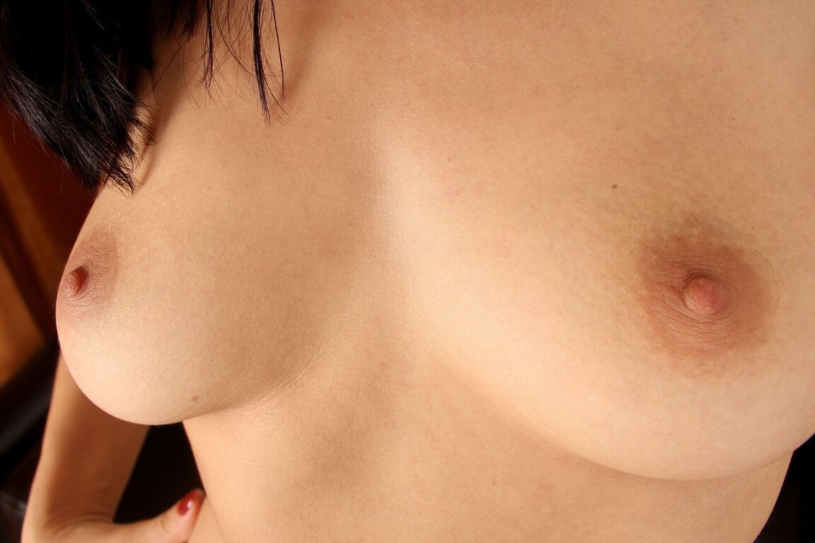 21P Laura amateur de pelo oscuro muestra su castor tupido y sus adorables tetas