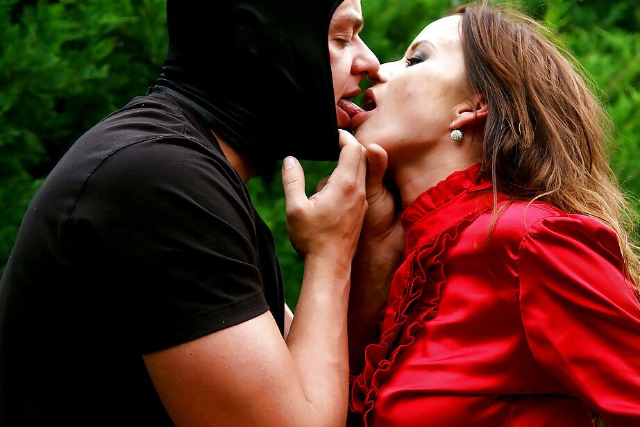16P Hot gal gets skull fucked and has some vag vibing fun with masked lad outdoor