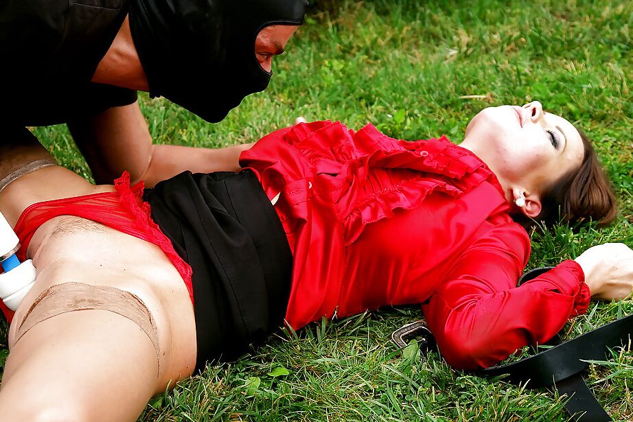 16P Hot gal gets skull fucked and has some vag vibing fun with masked lad outdoor