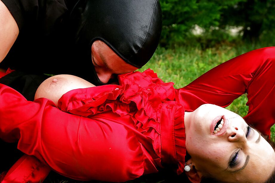 16P Hot gal gets skull fucked and has some vag vibing fun with masked lad outdoor