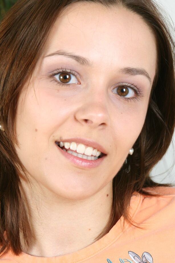 20P Claudia, jeune fille solo, joue avec sa chatte sur la piste d'atterrissage lors de ses débuts nus