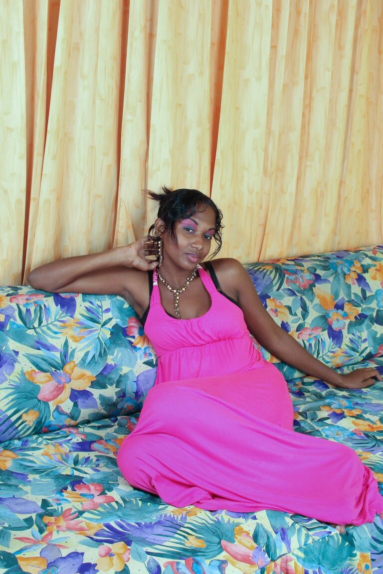 21P Ebony con piernas calientes Sunita descubre su castor tupido y sus pequeñas tetas