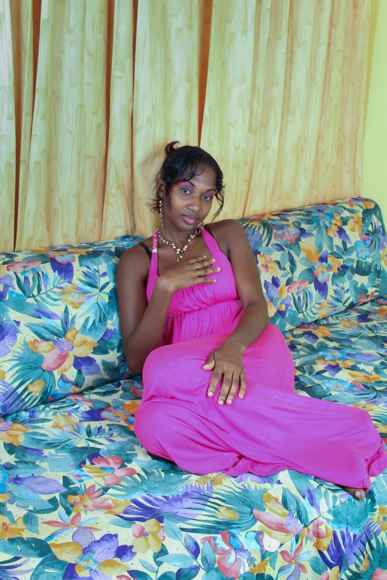 21P Ebony con piernas calientes Sunita descubre su castor tupido y sus pequeñas tetas