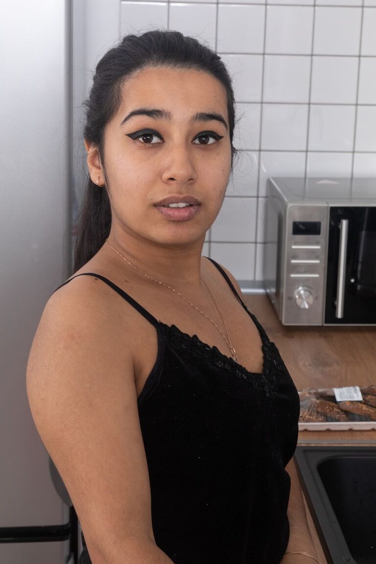 La poupée amateur 21P Amira Roshane présente chaque centimètre de son corps poilu.