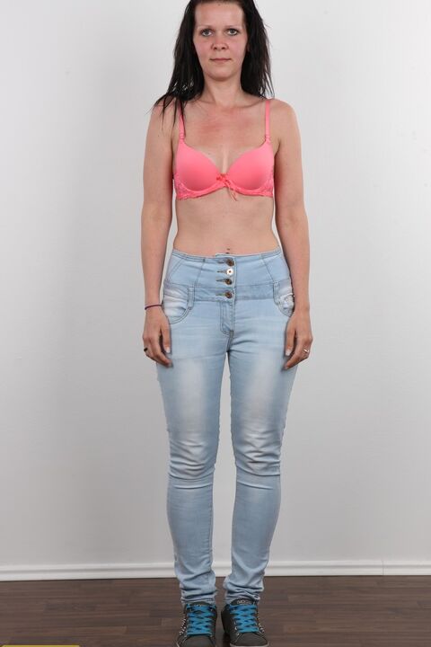 20P La morena amateur Petra se desnuda antes de realizar un primer plano vaginal