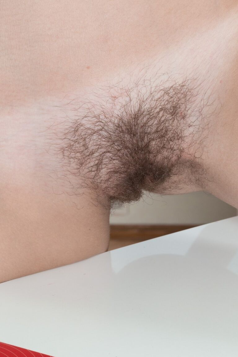 21P La morena bronceada Lou dando unas acogedoras vistas de cerca de su coño peludo