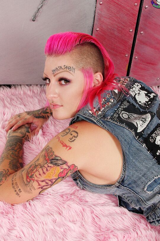 Das 15P tätowierte Mädchen Miss Monster trägt rosa Haare, während sie eine Flasche in ihre Möse einführt