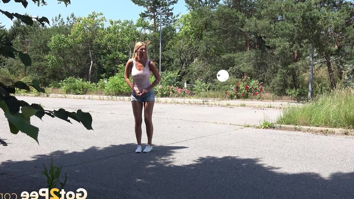 15P 金髪女性のニッキー・ドリームがおしっこを我慢できず、車道にしゃがむ