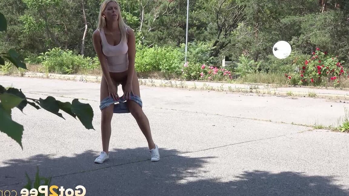 15P 金髪女性のニッキー・ドリームがおしっこを我慢できず、車道にしゃがむ