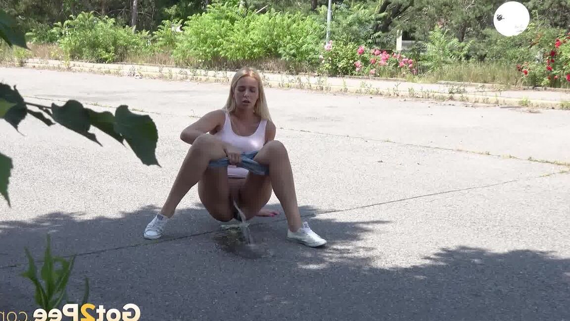 15P 金髪女性のニッキー・ドリームがおしっこを我慢できず、車道にしゃがむ