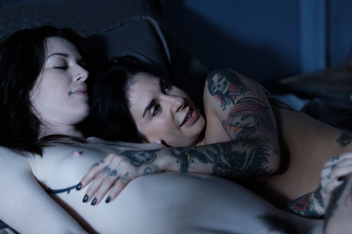 Die 17P-Tätowierte Schlampe Joanna Angel küsst und liebt Stoya unter der Dusche