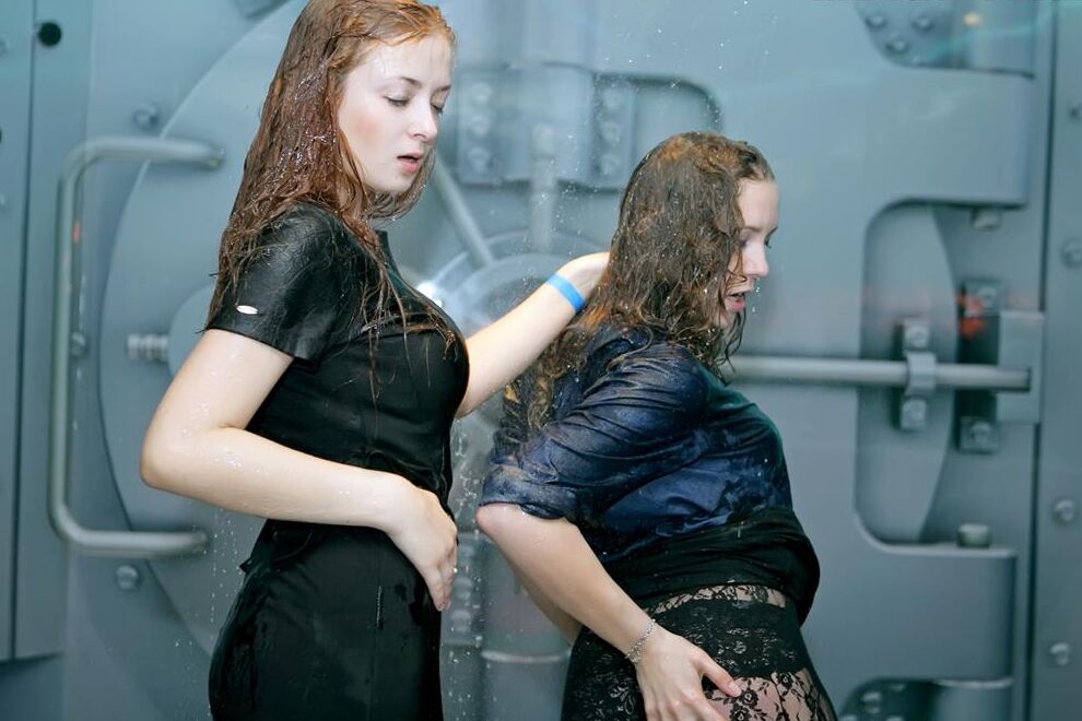 15P Colección de chicas lesbianas empapadas por un sistema de aspersores mientras bailan