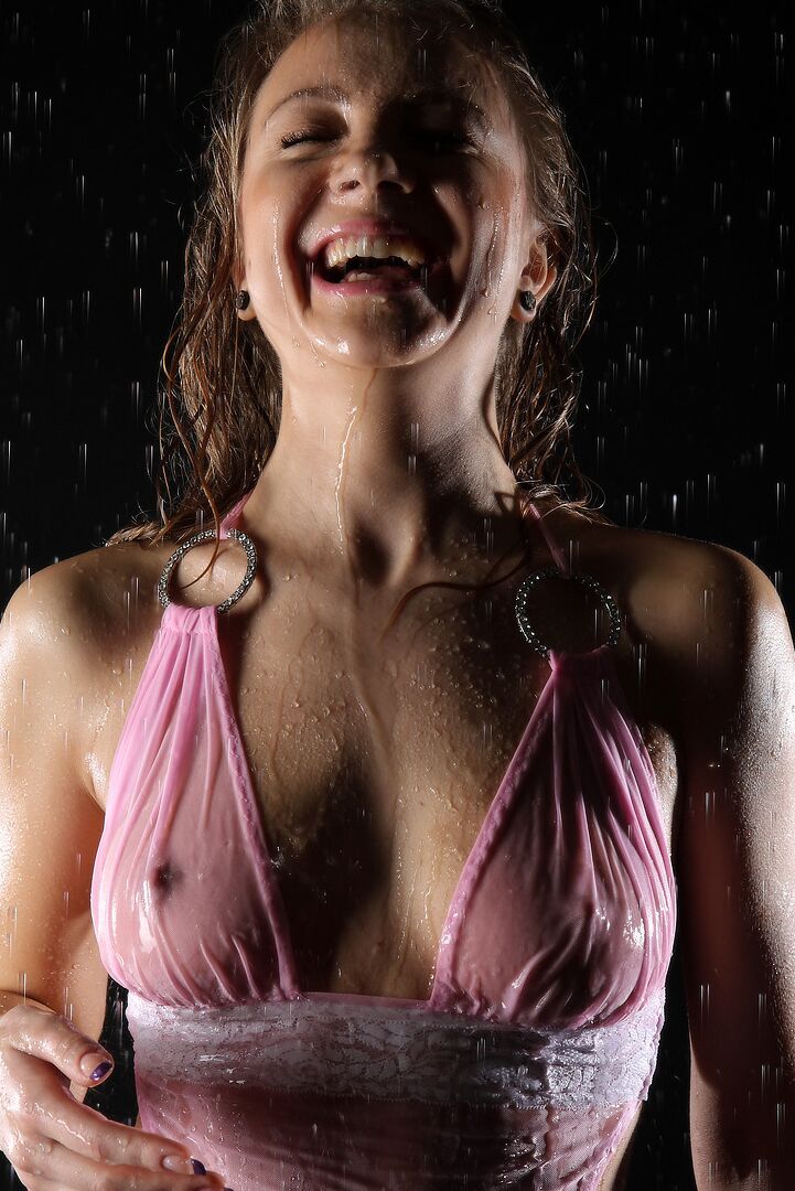 Das Glamour-Model 12P trägt transparente Kleidung, während es nachts ins Wasser taucht