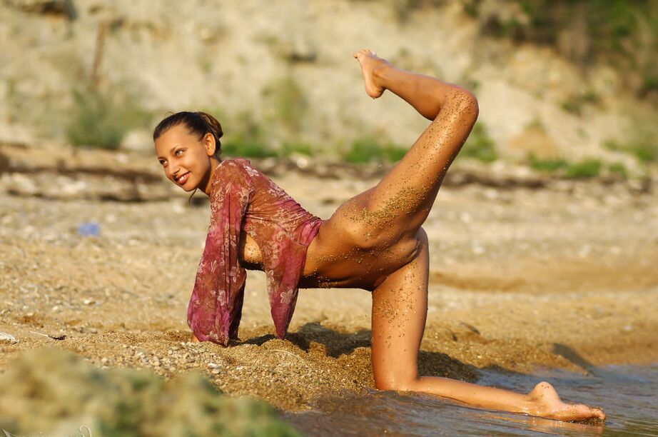 16P A jovem bela Ambrosine M faz ótimas poses na água e na praia