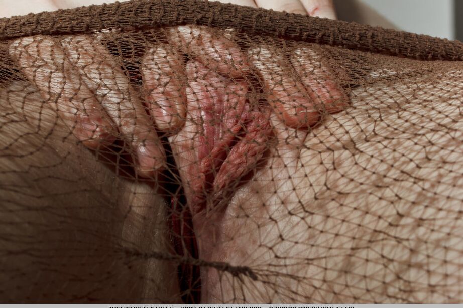 16P La jeune blonde Bella H arbore des lèvres rouges lors d'une baise au doigt dans une lumière douce